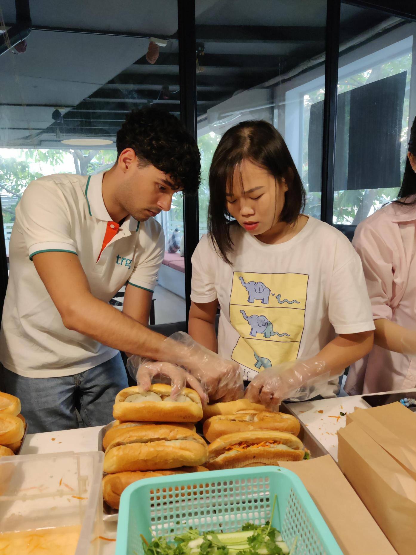 Lan toả yêu thương từ những chiếc bánh mì